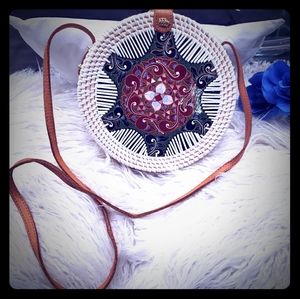 🔥🔥NWT Med Size Round Handwoven Rattan Wht Bag